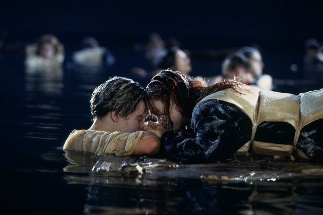 Дверь из фильма "Титаник" продали за 718 тысяч долларов, а топор из "Сияния" - за 125 тысяч долларов (5 фото)