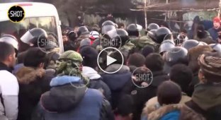 Мигранты устроили давку за еду на границе Белоруссии и Польши
