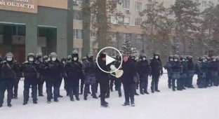 Полицейские в казахстанском Актобе заявили, что они с народом и не поднимут руку на народ
