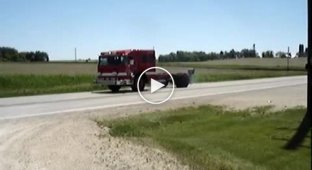 Пожарная машина отжигает колеса