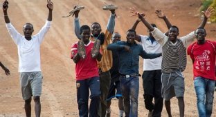 Африканские нелегалы шумно празднуют прибытие в Европу (5 фото + 1 видео)