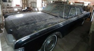 Забытый на 14 лет в гараже: на продажу выставили Lincoln Continental 1968 года (24 фото)