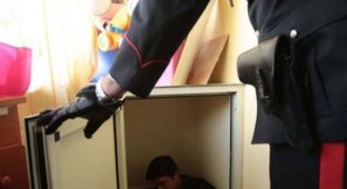 Главарь мафии Неаполя прятался в холодильнике (6 фото)