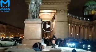 Танец тверк-львицы Анны напротив Казанского собора возмутил Сеть