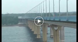 Шатающий мост, и причина того, что он шатается (2 ролика)