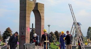 Уничтожение памятника бойцам УПА: Почему Качиньский взялся за бензопилу