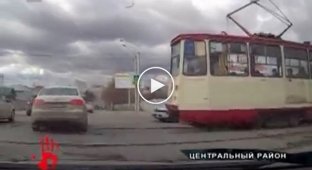 Разъяренный вагоновожатый бросил лом в Пежо  