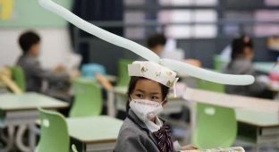 В Китае открылись школы и их руководство придумало, как научить детей держать дистанцию (2 фото)
