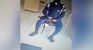 Незадачливый полицейский прострелил себе ногу 