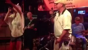 Пьяный мужик пытается петь на сцене