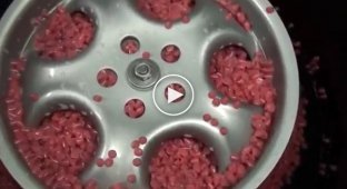 Процесс полировки автомобильных легкосплавных дисков в галтовочном барабане