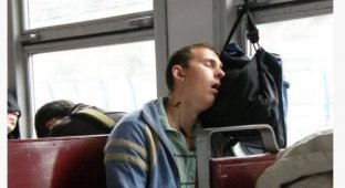 Старайтесь не засыпать в общественном транспорте (3 фото)