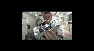Очередное видео с орбиты. Как моют руки