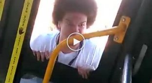 Сумасшедший парень пытается поломать автобус дабы добраться до своего обидчика