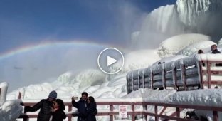 Из-за аномальных морозов Ниагарский водопад замерз и восхитил туристов