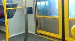 Рельса проткнула пол в метро (3 фото)