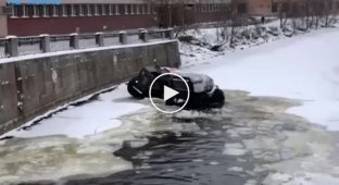 Вездеходы чуть не утонули во время купаний в Неве и реке Смоленке в Санкт-Петербурге