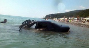 Со дна Черного моря подняли разбитую машину (2 фото + 1 видео)