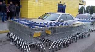 Наказание за парковку у супермаркета (2 фото)