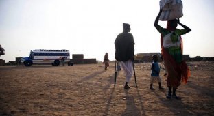 Беженцы начинают долгое путешествие домой из южных лагерей Дарфура (12 фото)