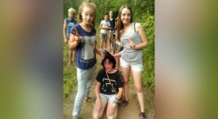 Пермские школьники опубликовали фото издевательств над сверстницей (2 фото)