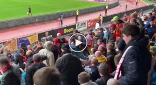 Фанаты Арсенала и Спартака устроили потасовку на трибунах в Туле