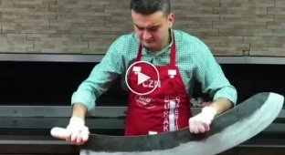 Турецкий повар показал, как он готовит свой фирменный гигантский люля-кебаб