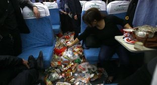 Во время праздников в китайских поездах больше мусора, чем людей (7 фото)