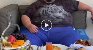 Как завтракает 250-килограммовый сын Никаса Сафронова
