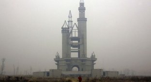 Заброшенный китайский диснейленд (18 фото)