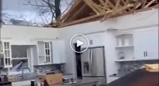 Жительница Кентукки сняла, как её брат играет на пианино в разрушенном доме