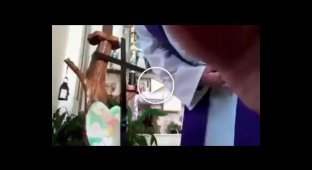 Итальянский священник случайно включил фильтры во время прямой трансляции