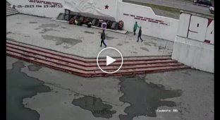 Подростки разрисовали памятник воинской славы в Росляково