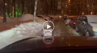 Как доставщик Яндекса в узком дворе любезно уступает дорогу старшему брату автомобилю