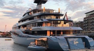 Богачи пожаловались на 98-метровую яхту миллиардера (4 фото)