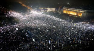 Полмиллиона человек вышли на улицы Румынии в знак протеста: впечатляющие фото с места событий (4 фото)