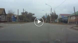 В Астрахани, водитель Kia Ceed не уступил дорогу служебной машине (0:25)