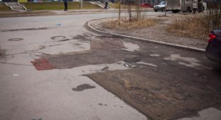 В Петрозаводске дорожные ямы спрятали под коврами (4 фото)