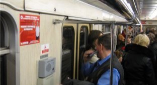 Как коротают время в метро (5 фото)