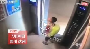 Мальчик долго мучал лифт, лифту это надоело