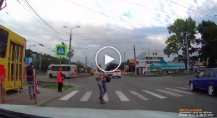 В Барнауле лютый пешеход напал на машину