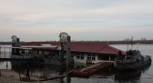 На набережной затонул ресторан/гостиница. Киев (4 фото)