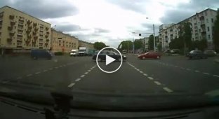 Водитель жигуля развернулся перед мотоциклом