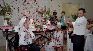 106-летняя старушка вышла замуж за 66-летнего кавалера в доме для престарелых (10 фото)