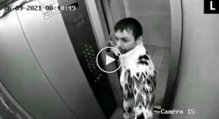 В Липецке мужчина с ножом атаковал своё отражение в лифте
