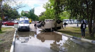 Дело Шамаича живет и побеждает! В Симферополе лихач перевернул микроавтобус (4 фото + 2 видео)