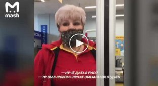 В московском супермаркете кассир порвала купюру клиент в 500 рублей, думая, что они фальшивые
