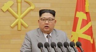 Ким Чен Ын заявил, что у него на столе теперь есть ядерная кнопка (9 фото + 2 видео)