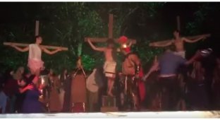Мужчина с криком «Я не дам Иисусу умереть» напал на актёра в костюме римского солдата (2 фото + 1 видео)