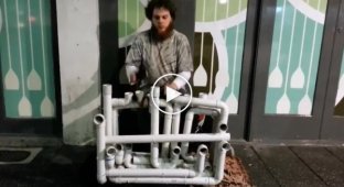 Талантливый уличный музыкант играет на водопроводных трубах